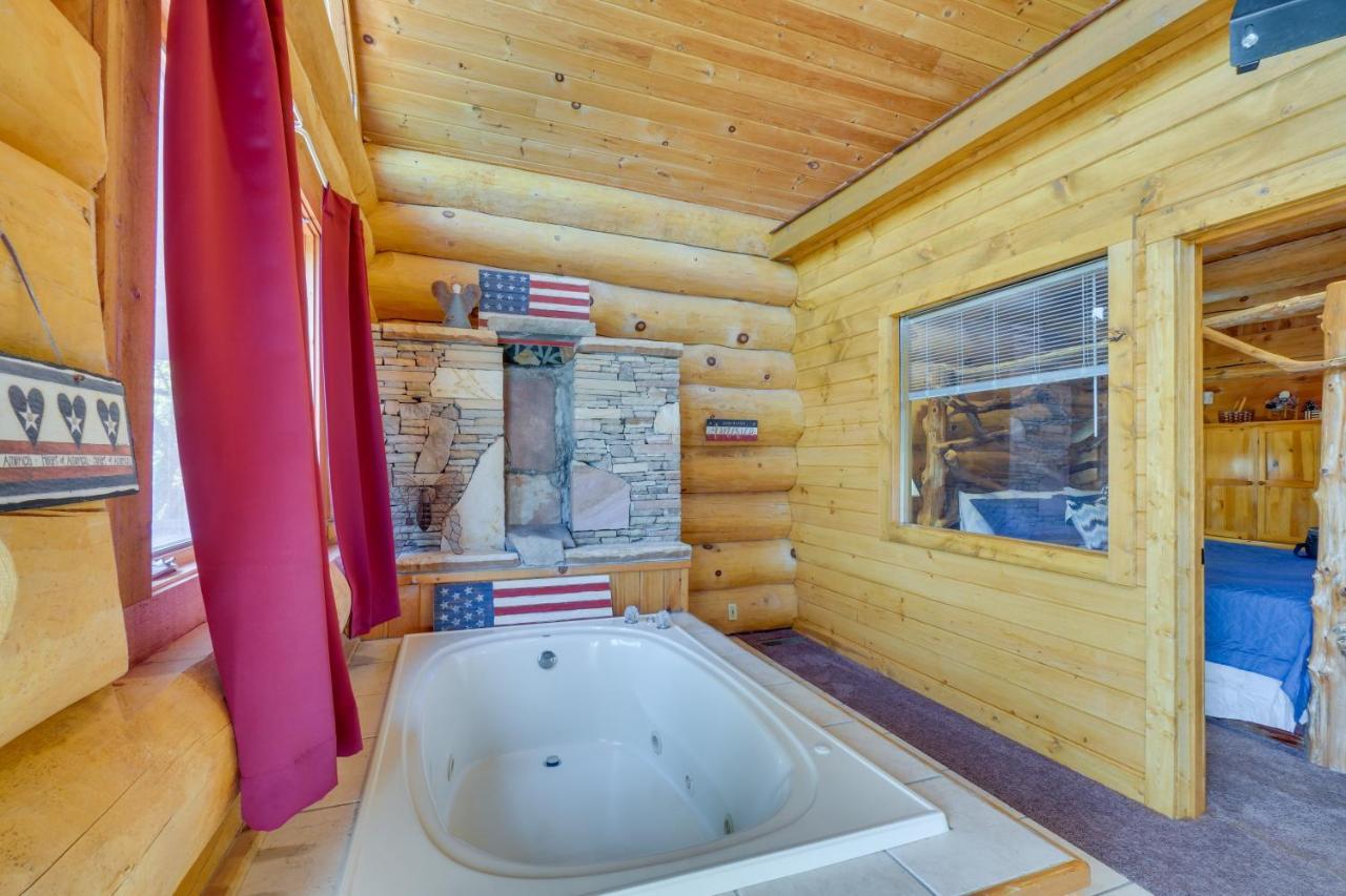 Idyllic Gatlinburg Cabin With Hot Tub And Balcony! Esterno foto