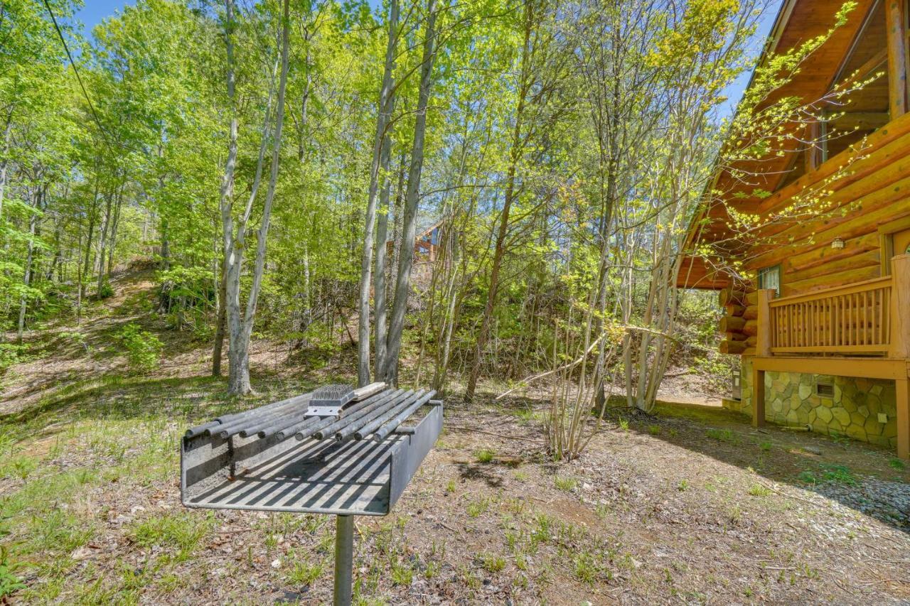 Idyllic Gatlinburg Cabin With Hot Tub And Balcony! Esterno foto